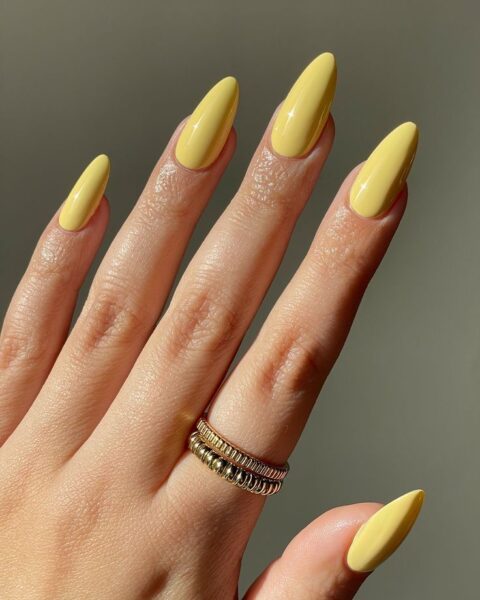 Esmalte Verão 2024 unhas amarelo