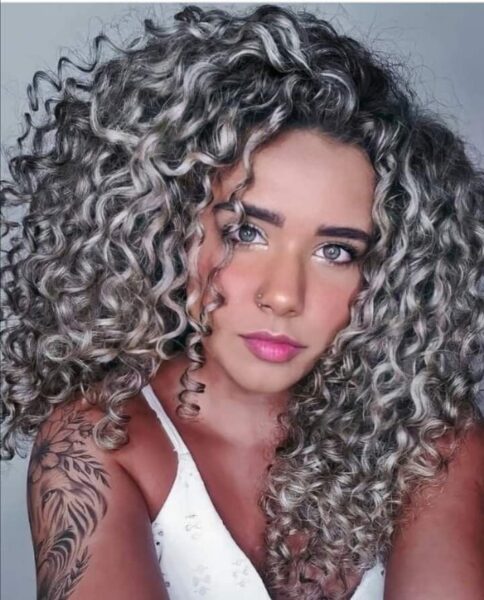 Cabelo Cacheado com Mecha platinada