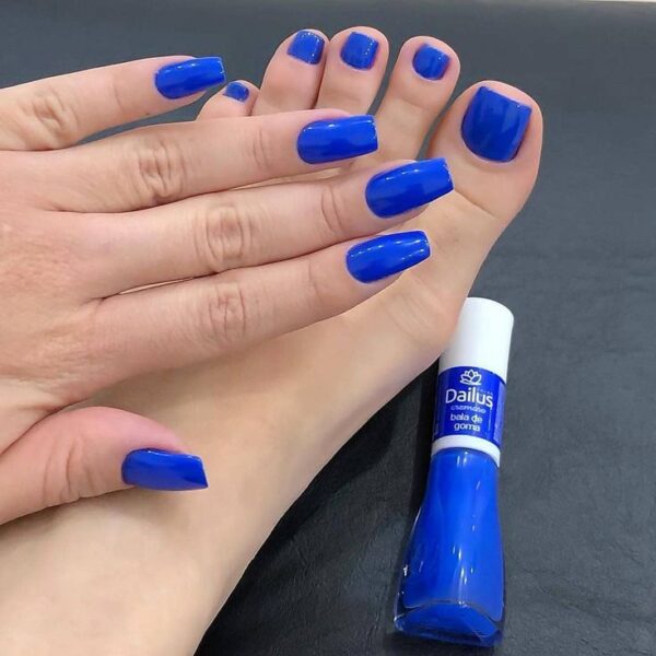 unhas azul escuro