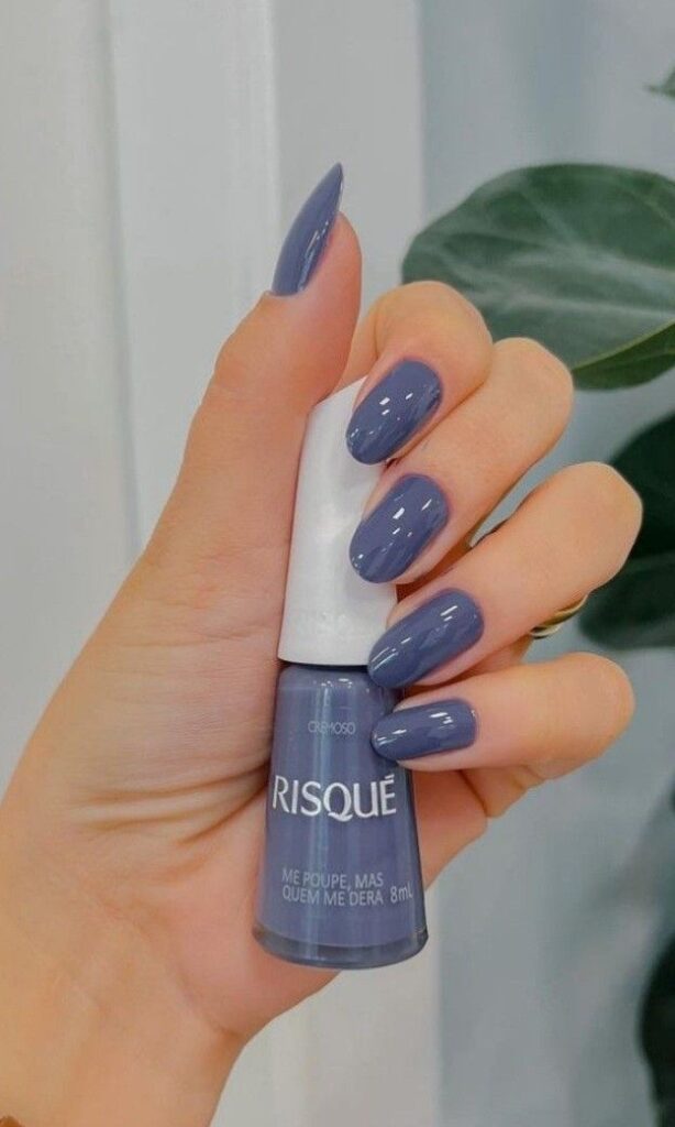 unhas azul escuro 