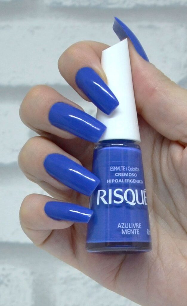 unhas azul escuro 