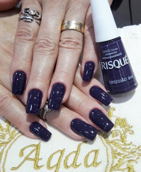 unhas azul escuro 