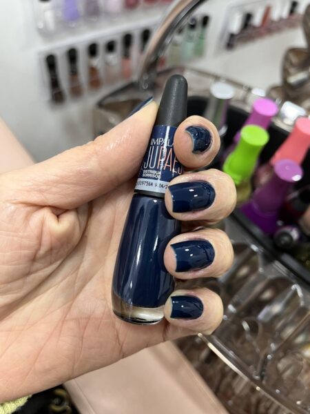 unhas azul escuro 