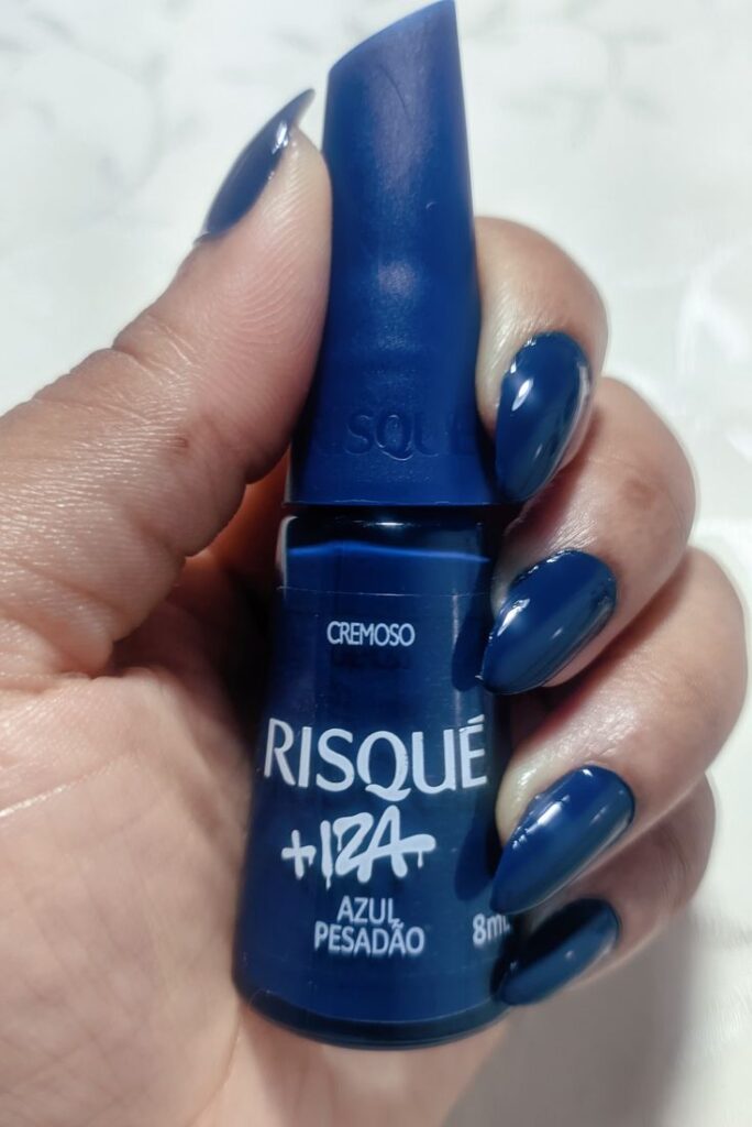 unhas azul escuro 