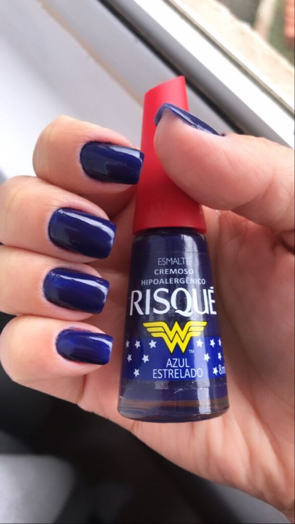 unhas azul escuro 