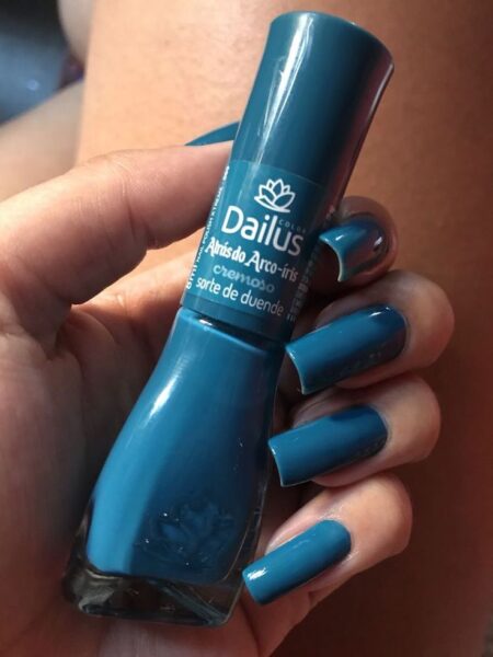 unhas azul escuro 