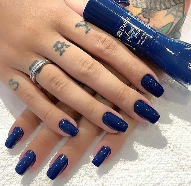 unhas azul escuro 