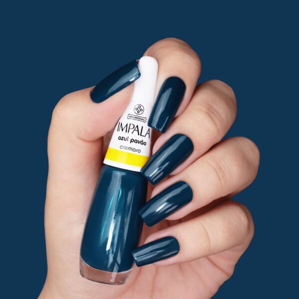 unhas azul escuro 