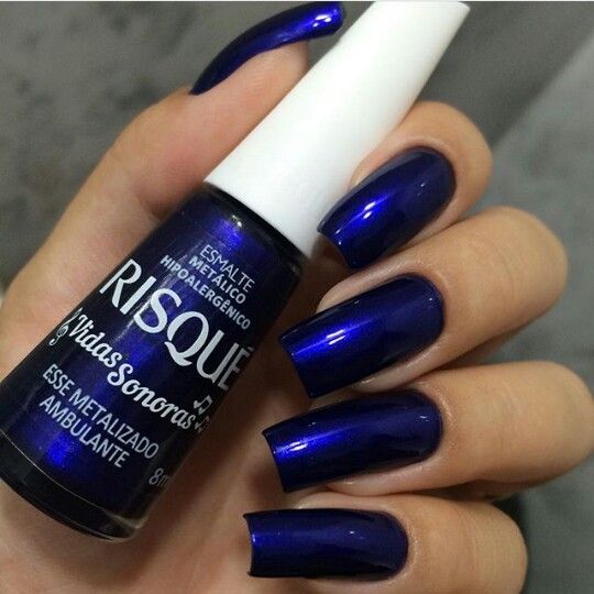 unhas azul escuro 