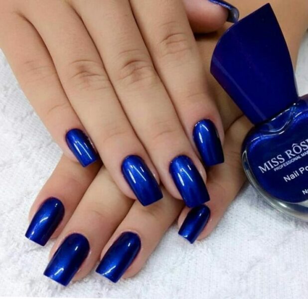 unhas azul escuro 