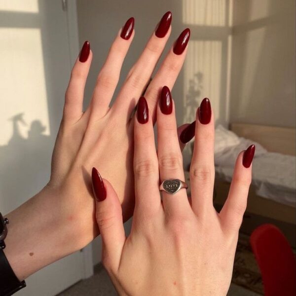 unhas vermelho cereja