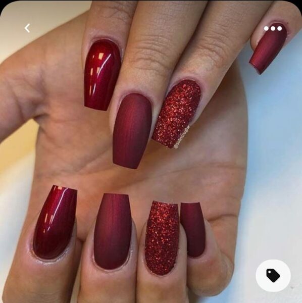 unhas vermelho escuro