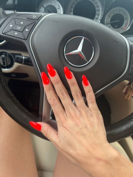 unhas vermelho neon