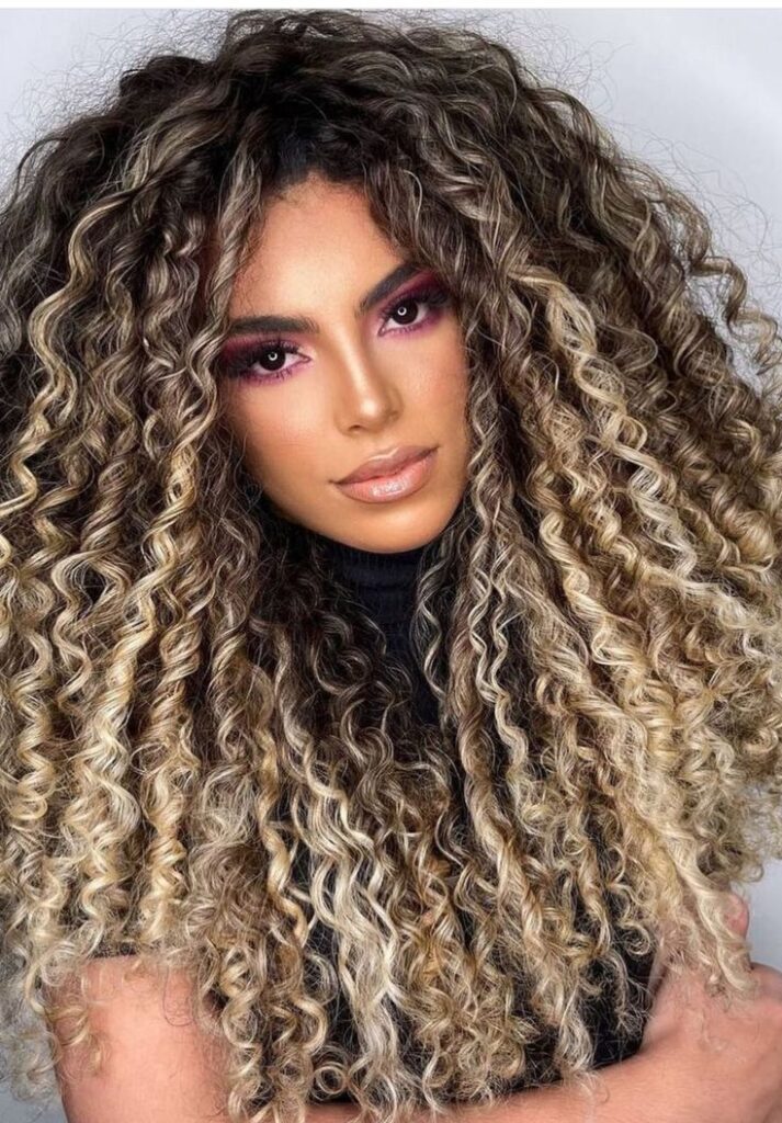 cabelo cacheado com luzes loiro platinado