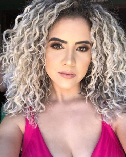 cabelo cacheado com luzes loiro platinado 