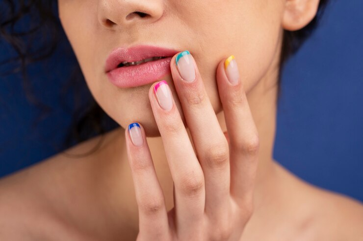 Esmalte rosa claro com francesinha: 4 ideias para você aderir https://vidarealdemulheres.com.br/wp-content/uploads/2024/08/image-17.png