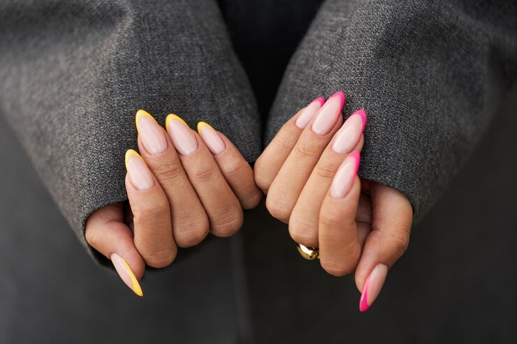 Esmalte rosa claro com francesinha: 4 ideias para você aderir https://vidarealdemulheres.com.br/wp-content/uploads/2024/08/image-17.png