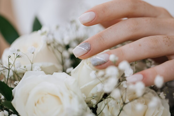 Unhas brancas delicadas: 12 ideias lindíssimas para aderir https://vidarealdemulheres.com.br/wp-content/uploads/2024/09/image-31.png