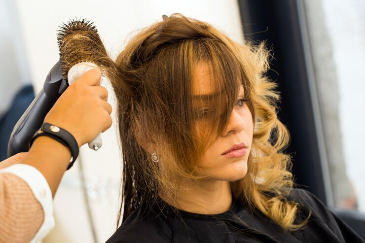 Corte de cabelo médio feminino ondulado: 13 tendências que vão te conquistar https://vidarealdemulheres.com.br/wp-content/uploads/2024/09/image-36.png