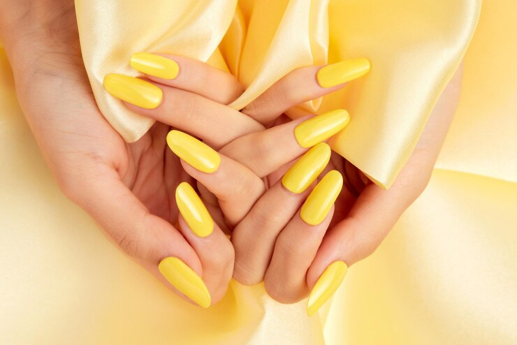 Esmalte amarelo: 10 ideias e tendências que vão fazer você se apaixonar https://vidarealdemulheres.com.br/wp-content/uploads/2024/09/esmalte-amarelo.png