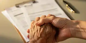Mãos de apoio entre gerações, simbolizando auxílio e o benefício BPC LOAS 2026.