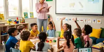 Crianças de diversas etnias em sala de aula bilíngue, interagindo com entusiasmo e aprendendo idiomas, simbolizando o futuro do ensino.