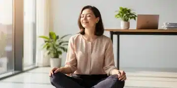 Pleine Conscience pour Femmes Actives : Réduire le Stress de 30% d'ici 2026 Femme active méditant au bureau, symbolisant la réduction du stress par la pleine conscience