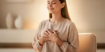 Femme sereine pratiquant l'auto-compassion, mains sur le cœur, expression de paix intérieure.