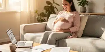 Benefícios para Gestantes 2026: 4 Direitos Essenciais do 1º Trimestre Mulher grávida no primeiro trimestre, sorrindo e tocando a barriga, em um ambiente acolhedor com documentos e laptop, simbolizando acesso a benefícios.