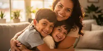 Benefícios Sociais para Mães Solo em 2026: Estabilidade Financeira Mãe solo brasileira feliz abraçando seus dois filhos, simbolizando estabilidade e apoio familiar em 2026.