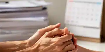 Mãos de mãe e filho simbolizando o apoio familiar e o Salário-família em 2026
