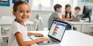 Menina aprendendo programação em um laptop, com um sorriso, em um ambiente escolar moderno.