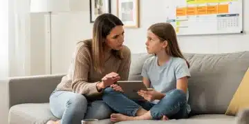 Mère et fille adolescente discutant de la gestion du temps d'écran à la maison