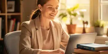 Mulher focada estudando em um laptop, com livros abertos e anotações, simbolizando o acesso e o retorno aos estudos universitários.