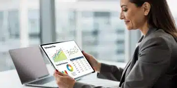 Aposentadoria para Mulheres 2026: Otimize seu Benefício em até 20% Mulher analisando gráficos e documentos financeiros em tablet para planejamento de aposentadoria em 2026.