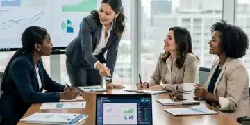 Mulheres discutindo planejamento financeiro e crédito consciente em um ambiente moderno e colaborativo.